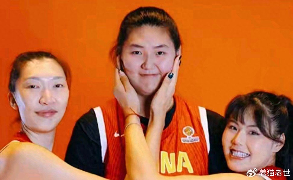 中国双塔WNBA同框仅3分钟，被俩状元抢光戏！背后真相扎心了