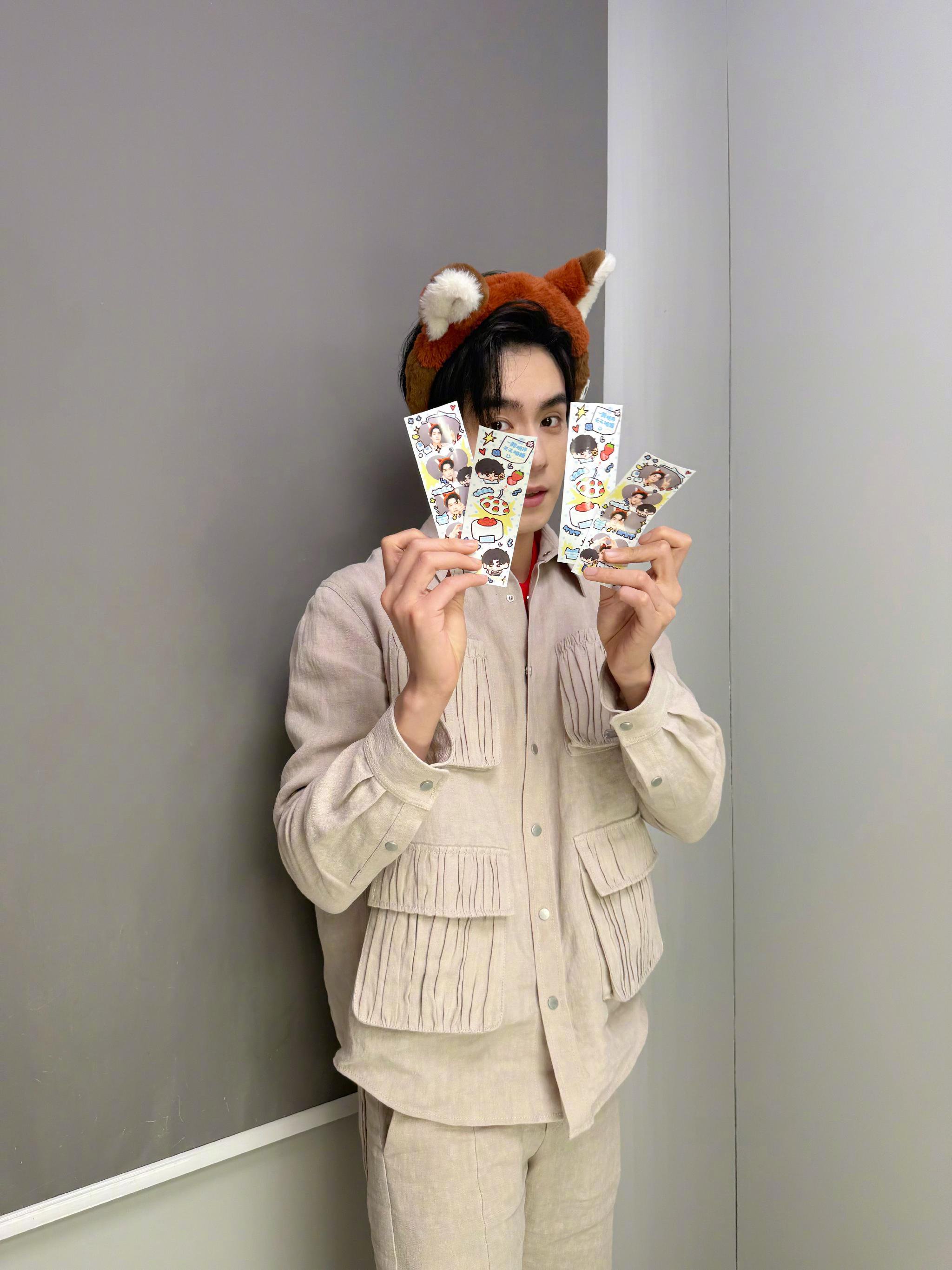 宠粉第一名！逆应援打卡粉丝同款大头贴，好萌