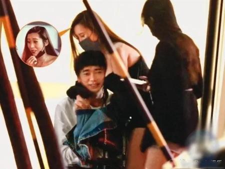 49岁苏见信与美女夜店亲密嗨玩，年初才与相恋17年女友分手