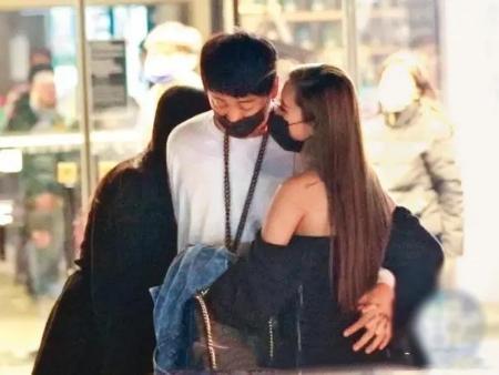 49岁苏见信与美女夜店亲密嗨玩，年初才与相恋17年女友分手