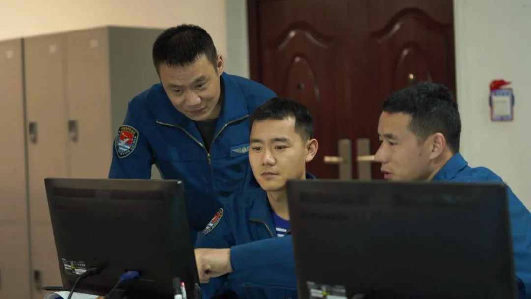 【直击演训场】海军航空兵歼击轰炸机跨昼夜实弹实射休闲区蓝鸢梦想 - Www.slyday.coM 【直击演训场】海军航空兵歼击轰炸机跨昼夜实弹实射休闲区蓝鸢梦想 - Www.slyday.coM