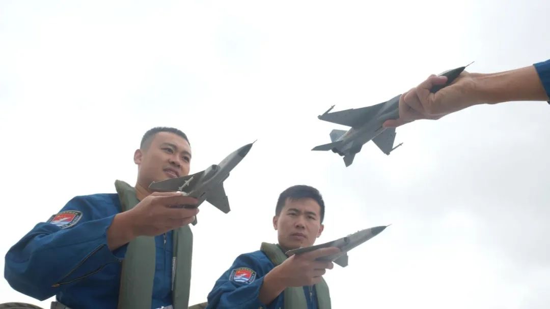 【直击演训场】海军航空兵歼击轰炸机跨昼夜实弹实射休闲区蓝鸢梦想 - Www.slyday.coM 【直击演训场】海军航空兵歼击轰炸机跨昼夜实弹实射休闲区蓝鸢梦想 - Www.slyday.coM