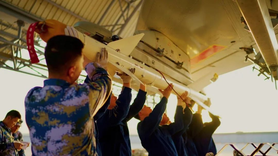 【直击演训场】海军航空兵歼击轰炸机跨昼夜实弹实射休闲区蓝鸢梦想 - Www.slyday.coM 【直击演训场】海军航空兵歼击轰炸机跨昼夜实弹实射休闲区蓝鸢梦想 - Www.slyday.coM