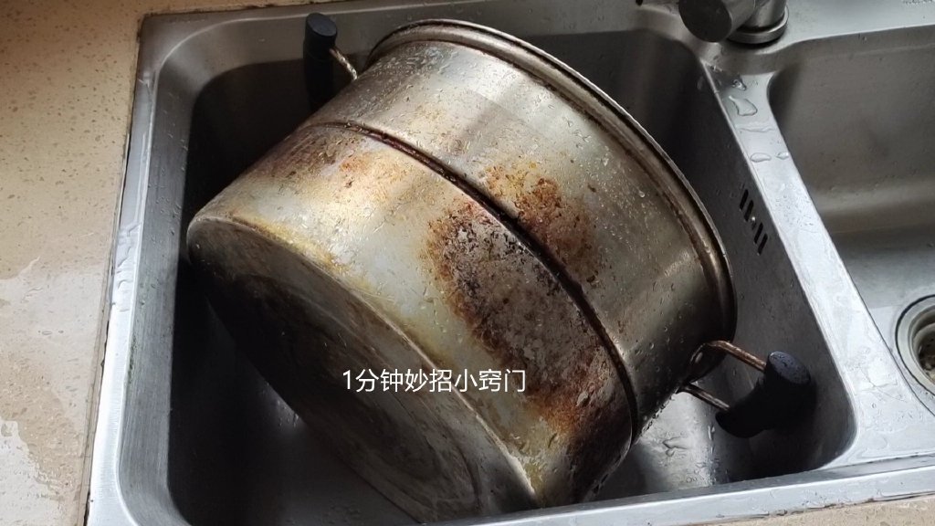 不锈钢锅发黄怎么办，教你一绝招，只需用它抹一抹，立马焕然一新