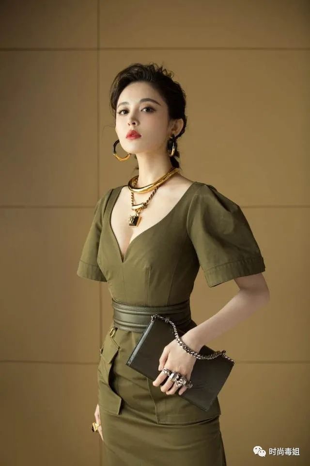古力娜扎深v紧身长裙走起性感风大秀好身材