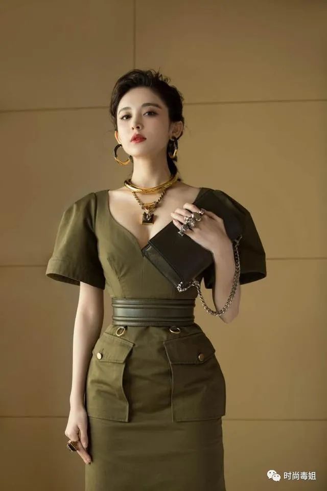 古力娜扎深v紧身长裙走起性感风大秀好身材