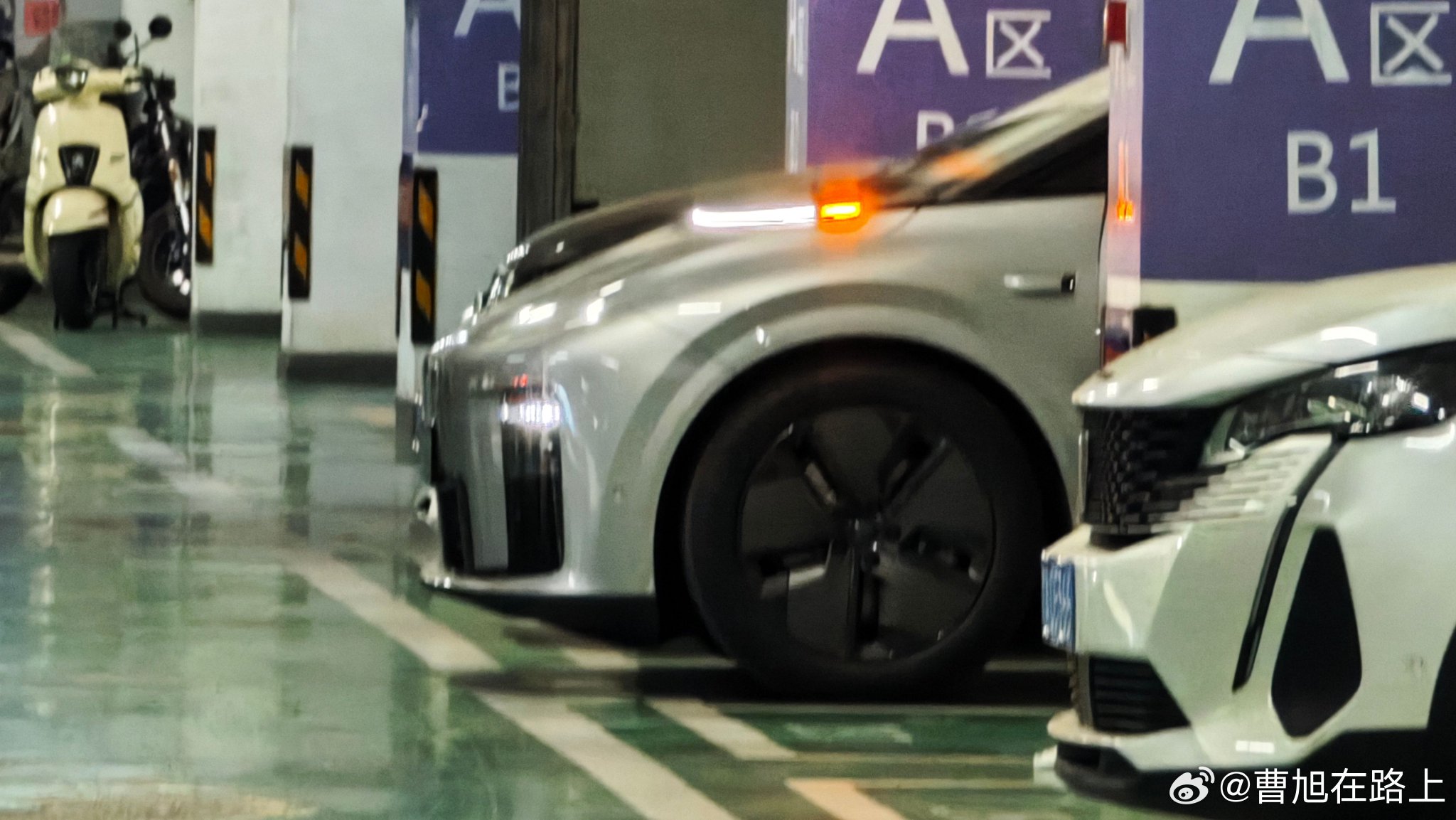 邻居喜提理想i8银色款，前脸辨识度高引关注