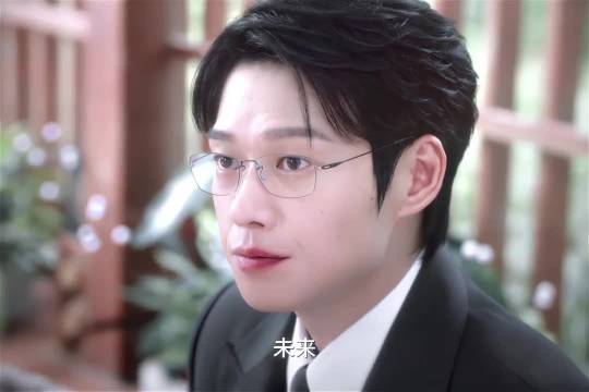 懂她藏不住的野心，倾囊相授铺路，她接住机会，用实力交出答卷与他并肩而行，事业双强太飒了！无可替代   赵今麦魏大勋
