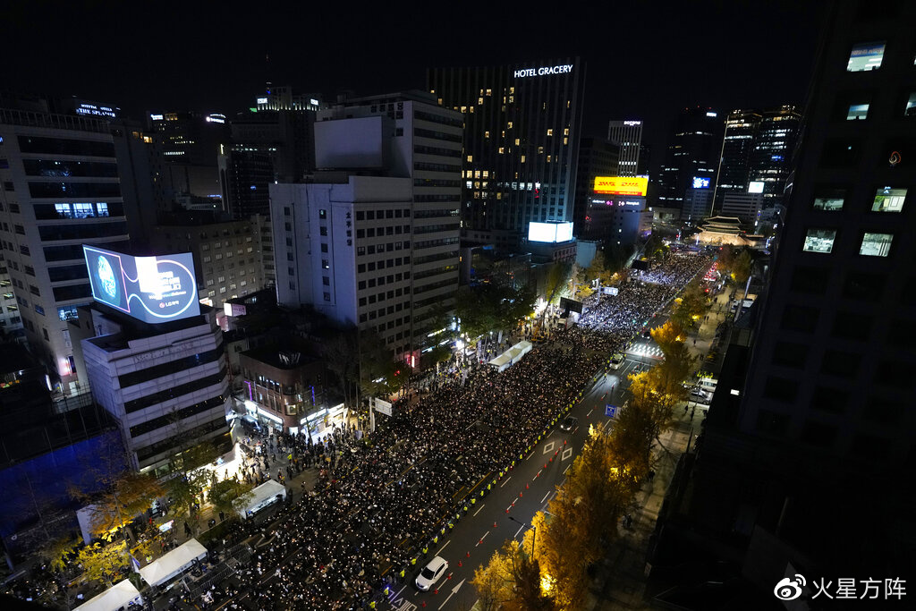 首尔25万人集会，呼吁尹锡悦下台，只是因为踩踏事件？