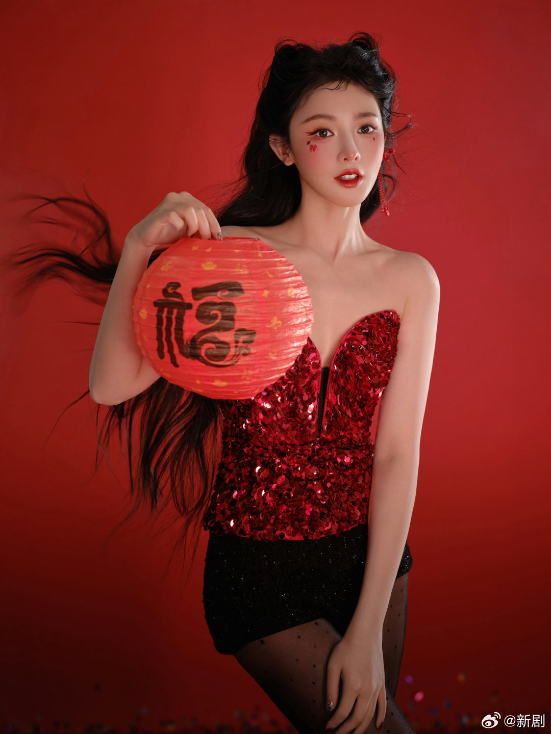 彭小苒红衣造型惊艳亮相