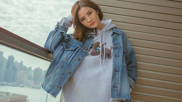 阿Sa身穿灰色卫衣搭配牛仔外套，下身牛仔短裤大秀美腿。