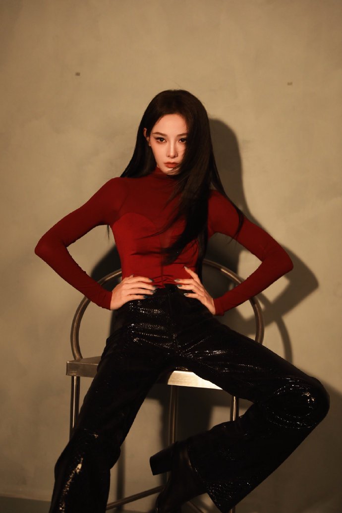彭小苒穿红色豹纹连体衣展现直角肩蚂蚁腰