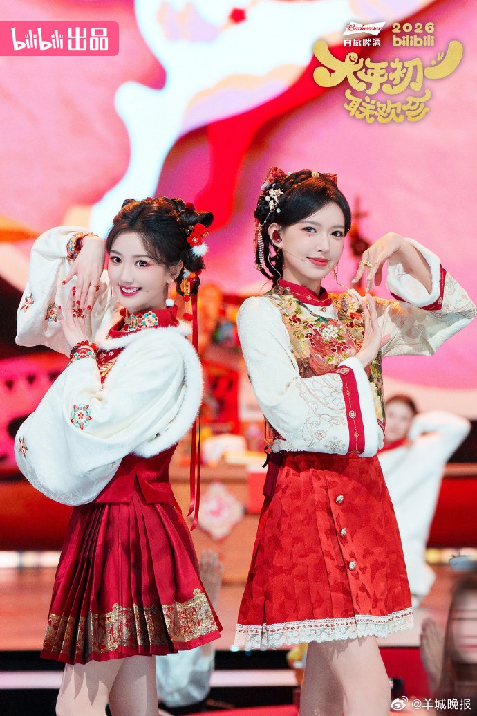 毛晓彤程潇同框献唱《吉祥话》，B站春晚节目引热议