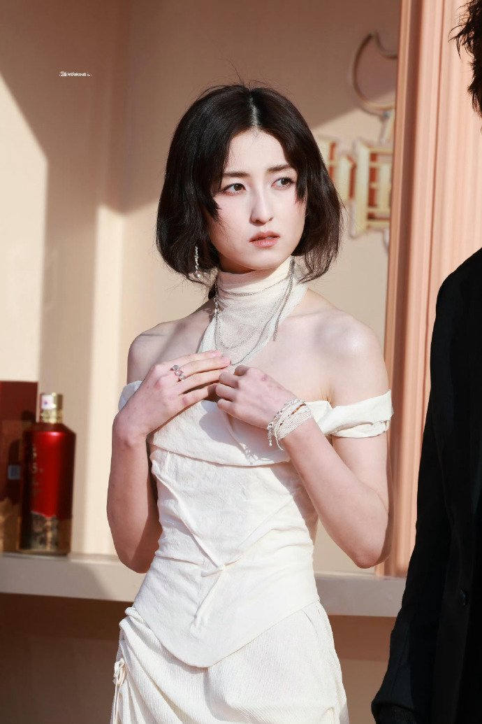 张子枫CMG红毯生图，挂脖白裙好有气质