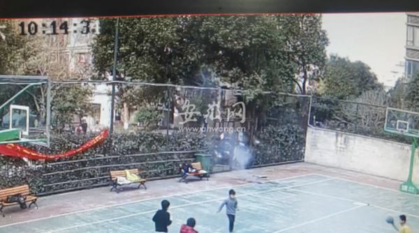 男孩往化粪井内扔鞭炮炸飞井盖 一车辆受损 事发合肥一小区休闲区蓝鸢梦想 - Www.slyday.coM 男孩往化粪井内扔鞭炮炸飞井盖 一车辆受损 事发合肥一小区休闲区蓝鸢梦想 - Www.slyday.coM