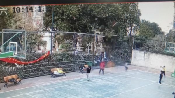 男孩往化粪井内扔鞭炮炸飞井盖 一车辆受损 事发合肥一小区休闲区蓝鸢梦想 - Www.slyday.coM 男孩往化粪井内扔鞭炮炸飞井盖 一车辆受损 事发合肥一小区休闲区蓝鸢梦想 - Www.slyday.coM