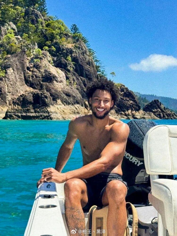 西蒙斯无球可打却成打工人天花板