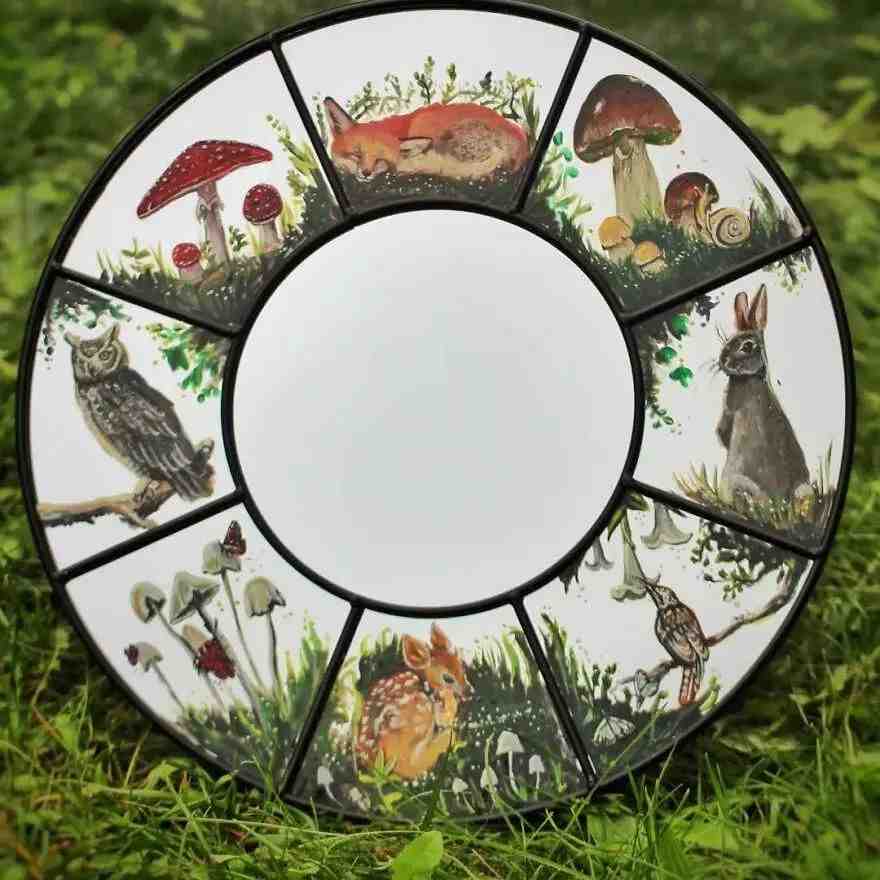 她在水杯上画了一条鱼，活灵活现，就像在里面游泳一样休闲区蓝鸢梦想 - Www.slyday.coM