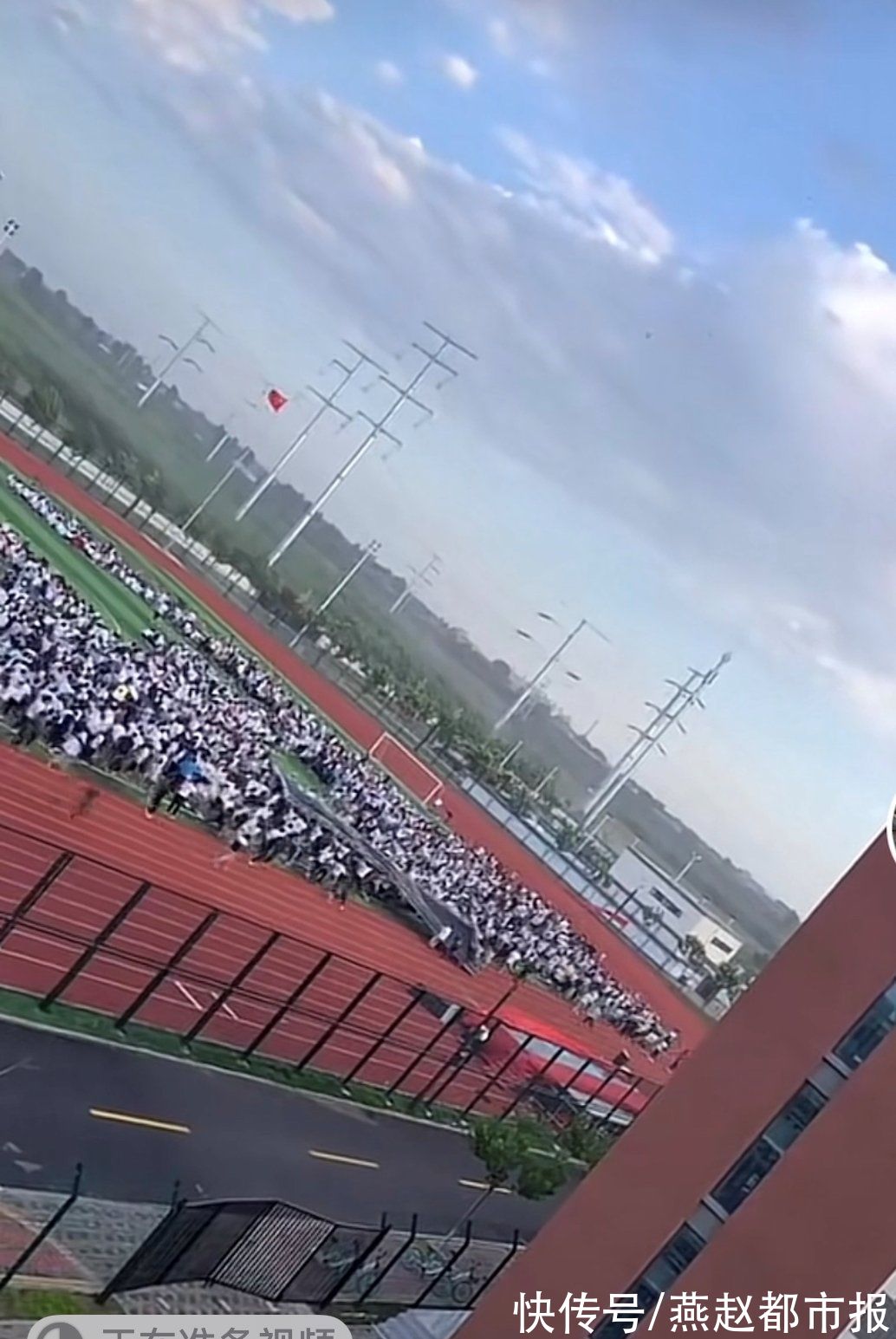 石家庄一高校活动背景板被大风掀起砸向成群学生,刚刚涉事学校回应了休闲区蓝鸢梦想 - Www.slyday.coM 石家庄一高校活动背景板被大风掀起砸向成群学生,刚刚涉事学校回应了休闲区蓝鸢梦想 - Www.slyday.coM