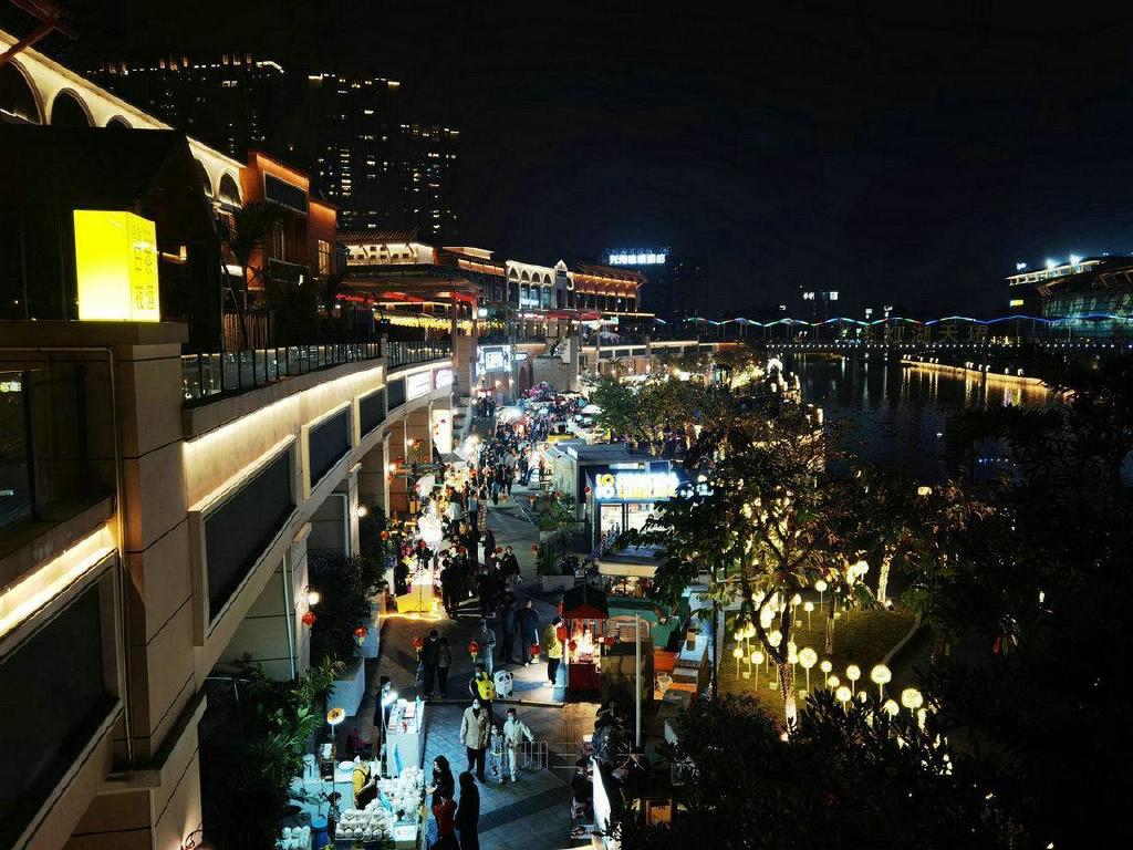 广东佛山有个“惊艳”的“水城”夜市,在千灯湖中轴上,地铁直达