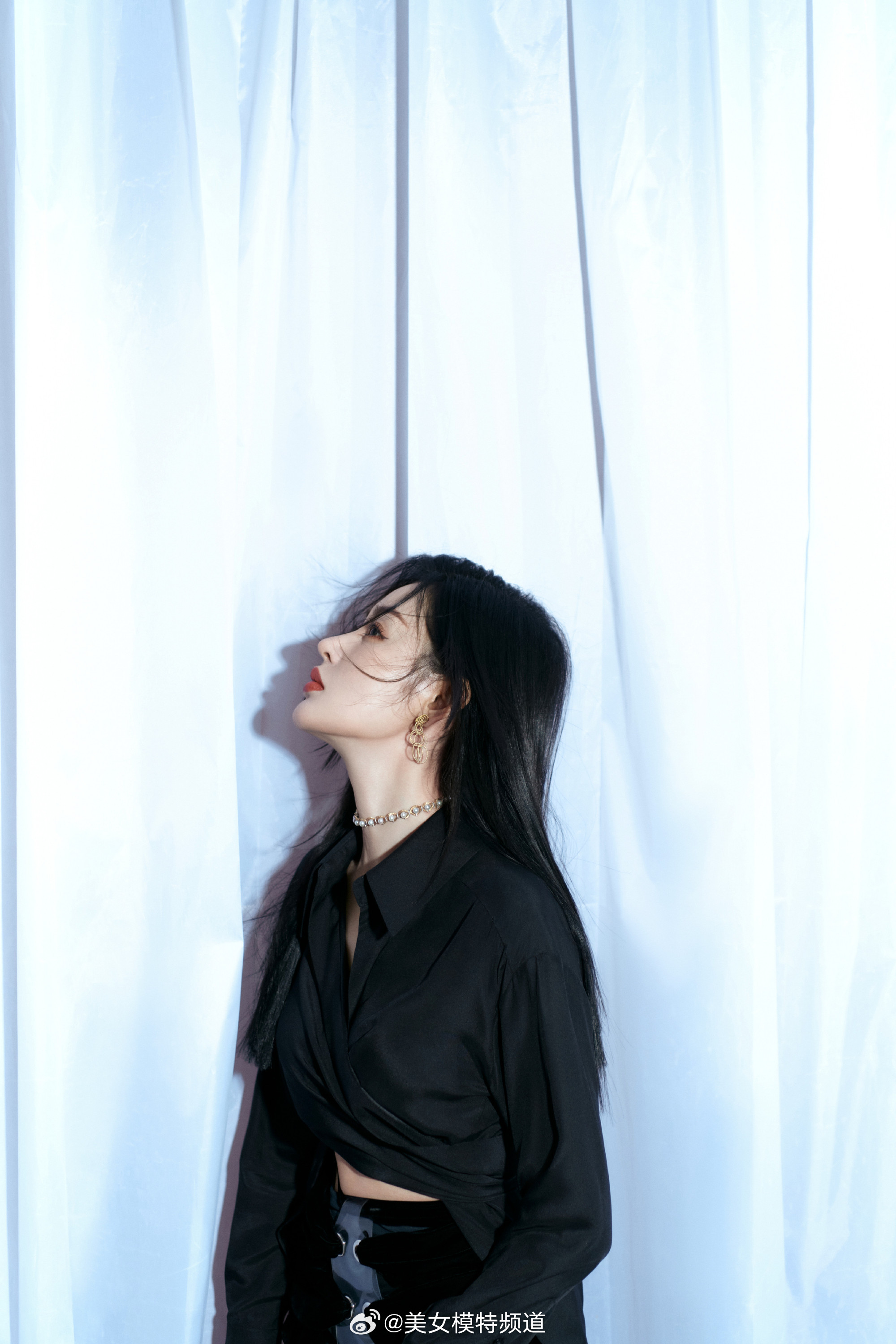 张天爱红唇黑裙炽烈细腻魅力绽放