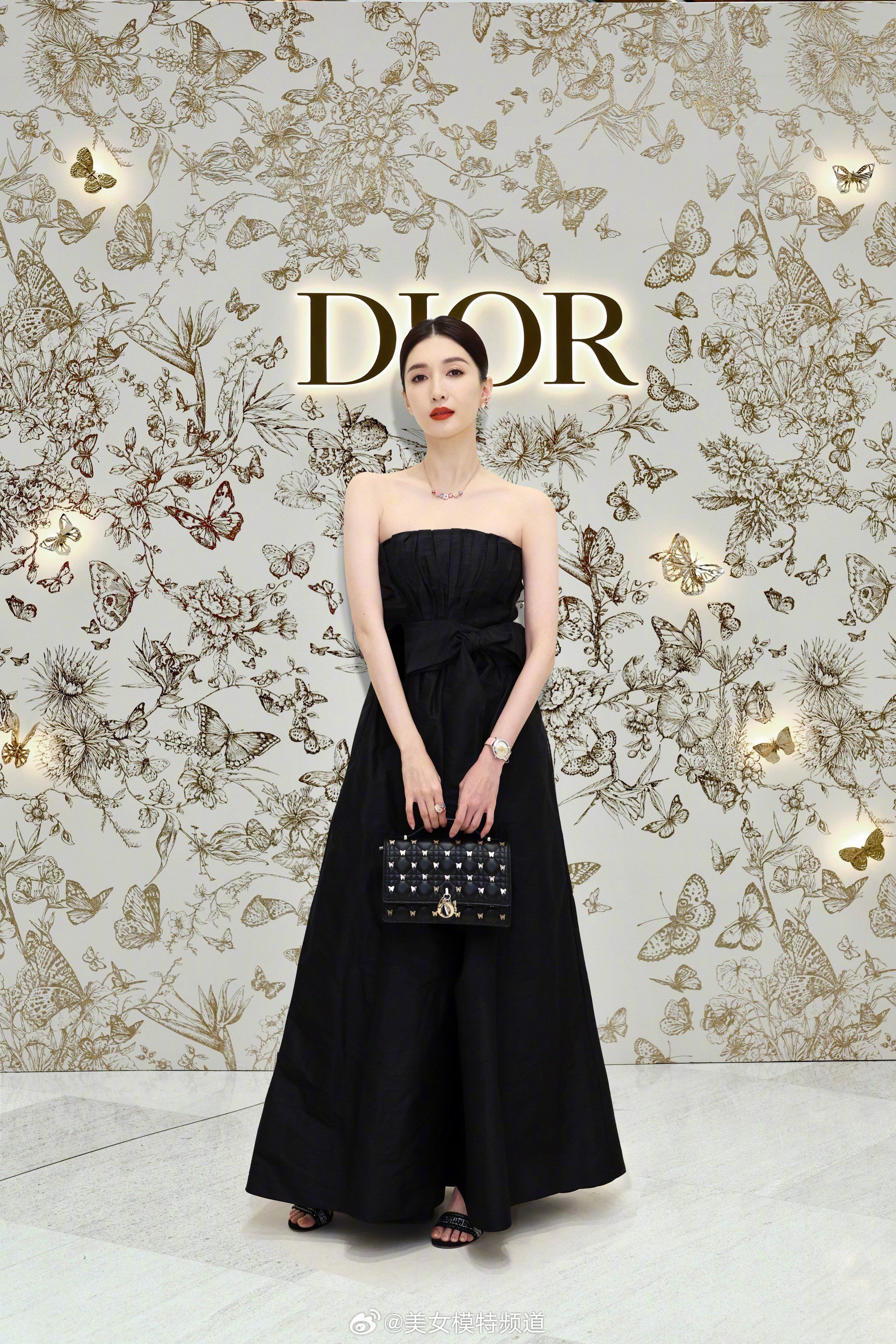 江疏影全新活动妆造明眸红唇