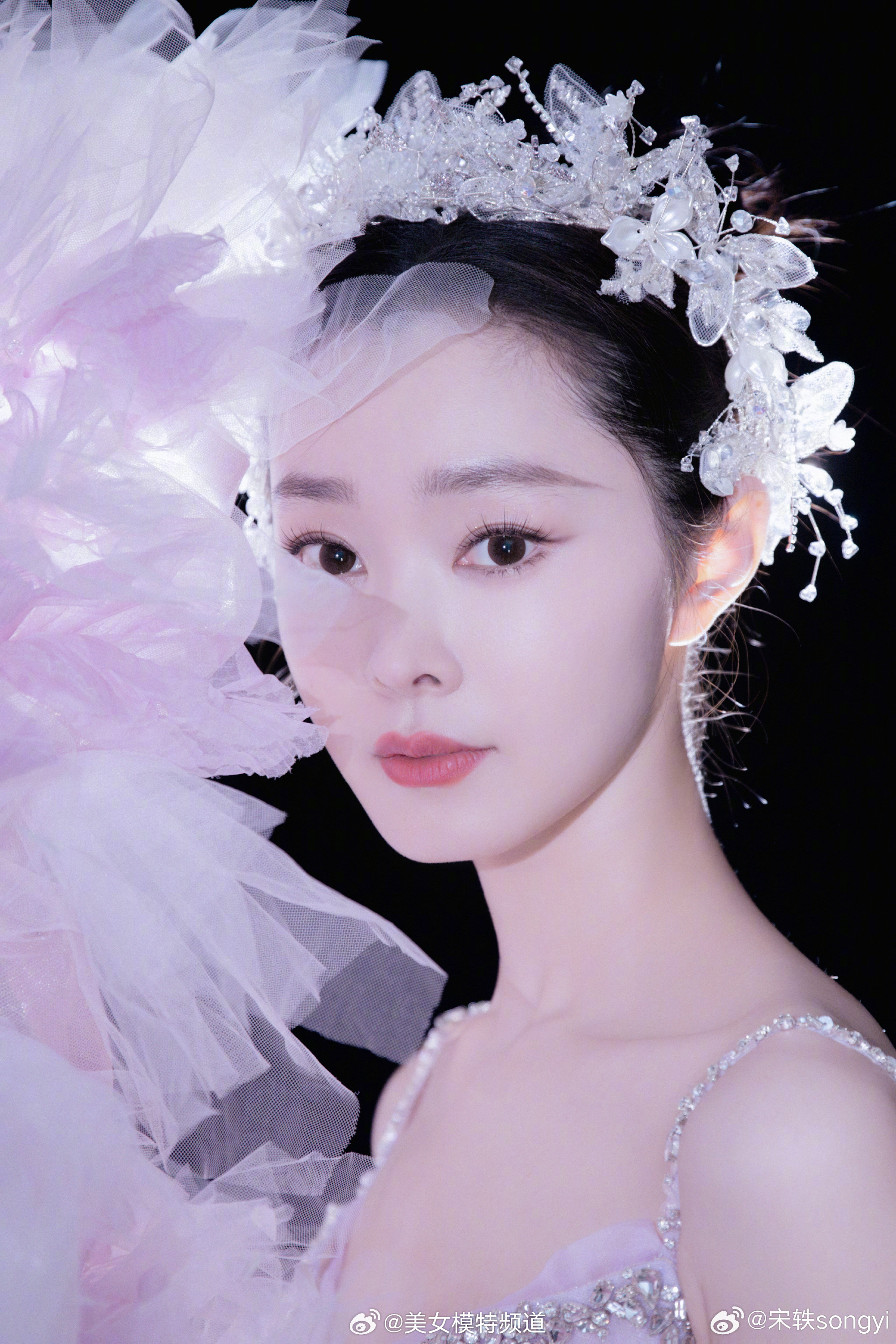 宋轶窈窈倩影抬眼刹那芳华