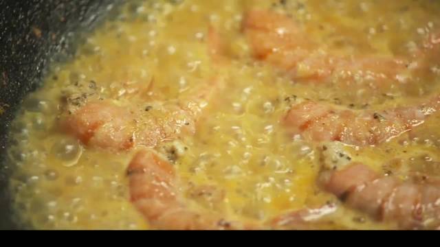 夏日午后，他在满是蓝色的餐馆里，折服于夏威夷的美味料理