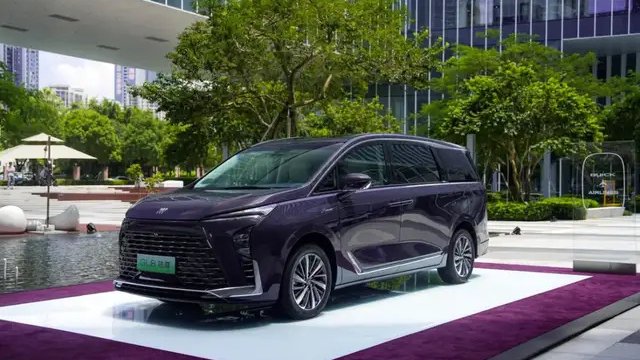 纯电续航202km，舒适体验超越埃尔法，全新GL8陆尊有多能打？