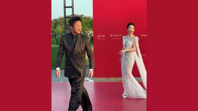 金鸡奖丨陈建斌与蒋勤勤手没牵上，易烊千玺帅过新郎，邓超像魔童附体