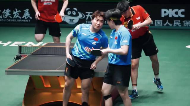 丢球后的对视你俩怎么憋住的哈哈哈 王楚钦 梁靖崑