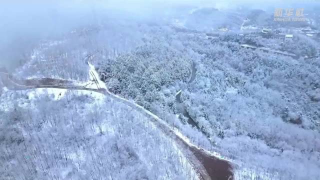 华亭关山银装素裹