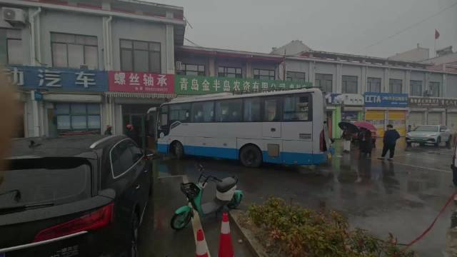 果然视频|客车失控撞上路边商铺，消防员紧急到场救援