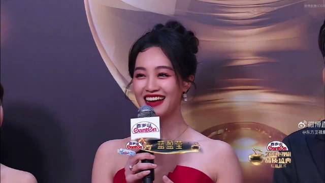 蓝盈莹佩戴假发片亮相，展现优雅大气形象