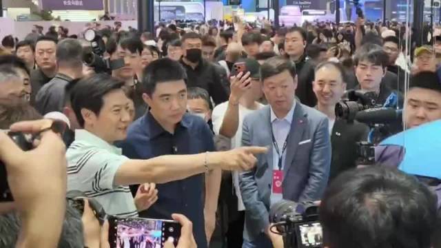 视频｜大咖云集北京车展 雷军李想同框互动