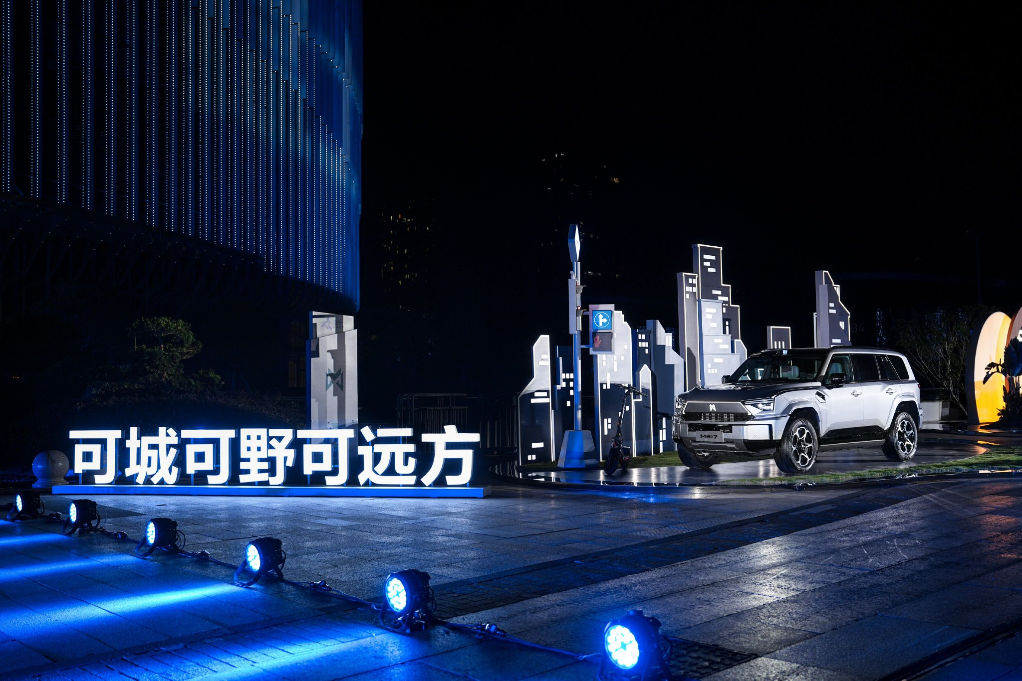 猛士M817搭载华为ADS 4.0智驾亮相车展，自动越野硬派SUV引关注