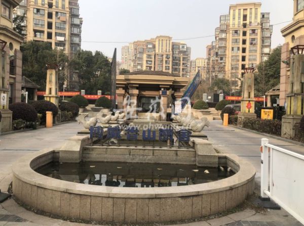 男孩往化粪井内扔鞭炮炸飞井盖 一车辆受损 事发合肥一小区休闲区蓝鸢梦想 - Www.slyday.coM 男孩往化粪井内扔鞭炮炸飞井盖 一车辆受损 事发合肥一小区休闲区蓝鸢梦想 - Www.slyday.coM