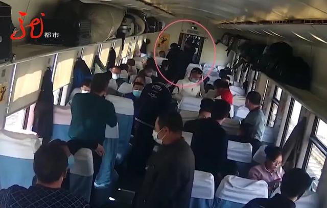 男子列车上炫富,警察来了,竟带走了另一个人!休闲区蓝鸢梦想 - Www.slyday.coM 男子列车上炫富,警察来了,竟带走了另一个人!休闲区蓝鸢梦想 - Www.slyday.coM