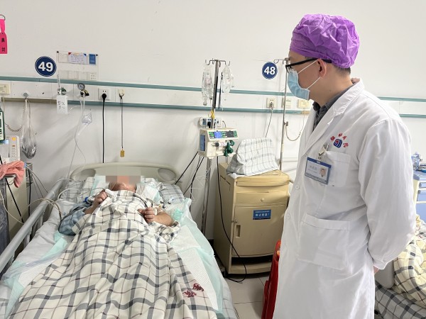 他被电动车撞倒颅内损伤至今仍未苏醒 神经外科医生:开电动车务必要佩戴头盔休闲区蓝鸢梦想 - Www.slyday.coM 他被电动车撞倒颅内损伤至今仍未苏醒 神经外科医生:开电动车务必要佩戴头盔休闲区蓝鸢梦想 - Www.slyday.coM