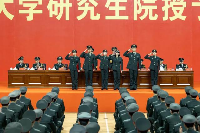 荣光时刻!国防科技大学举行直读研究生军官学员授予军衔仪式休闲区蓝鸢梦想 - Www.slyday.coM 荣光时刻!国防科技大学举行直读研究生军官学员授予军衔仪式休闲区蓝鸢梦想 - Www.slyday.coM
