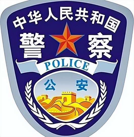 胸章位于警服前胸,上面有警察的编号,每个警察的编号都不同,公安,国安