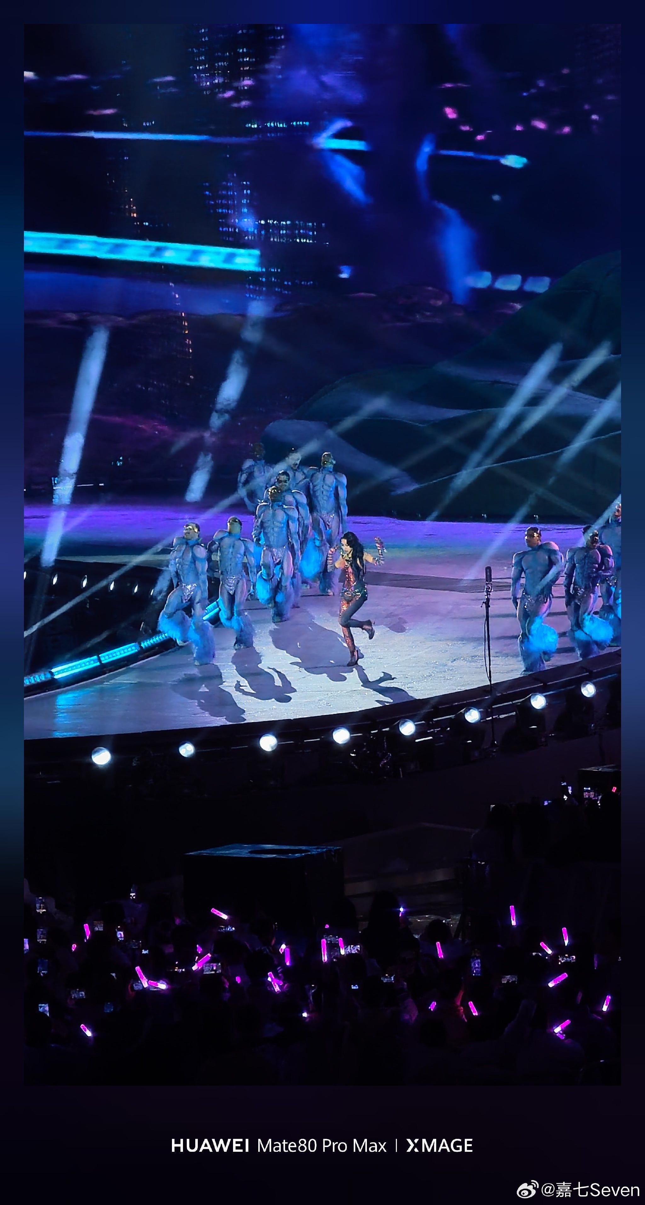 蔡依林演唱会舞美惊艳，华为Mate80ProMax电影模式拍摄效果获赞