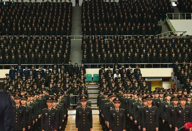 荣光时刻!国防科技大学举行直读研究生军官学员授予军衔仪式休闲区蓝鸢梦想 - Www.slyday.coM 荣光时刻!国防科技大学举行直读研究生军官学员授予军衔仪式休闲区蓝鸢梦想 - Www.slyday.coM