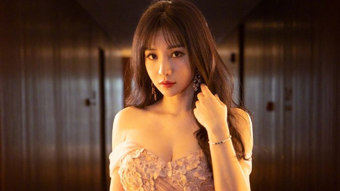 柳岩穿裸色花瓣裙妩媚动人 举手投足尽显性感身材