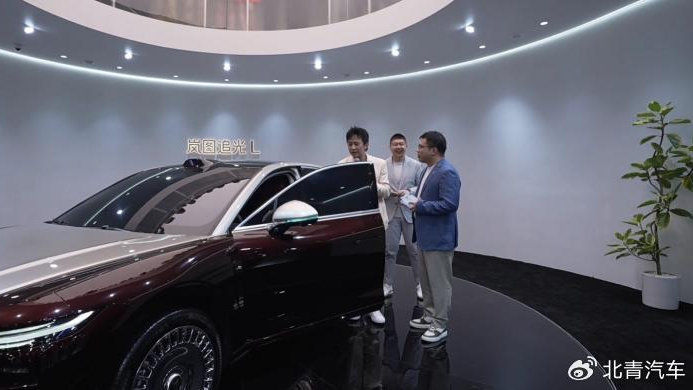 邓超亮相成都车展岚图展台，追光L内饰险被提前曝光