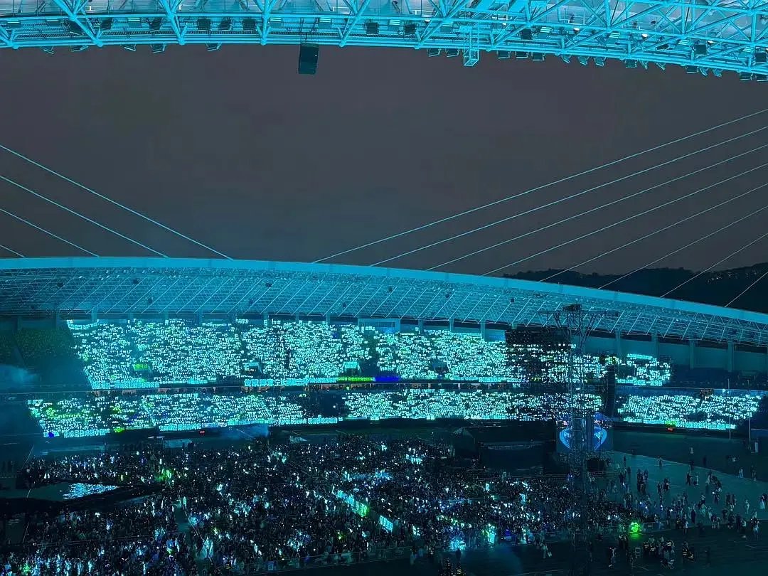 丁禹兮线上礼盒销量不佳线下灯牌稀少，王俊凯粉丝应援强势