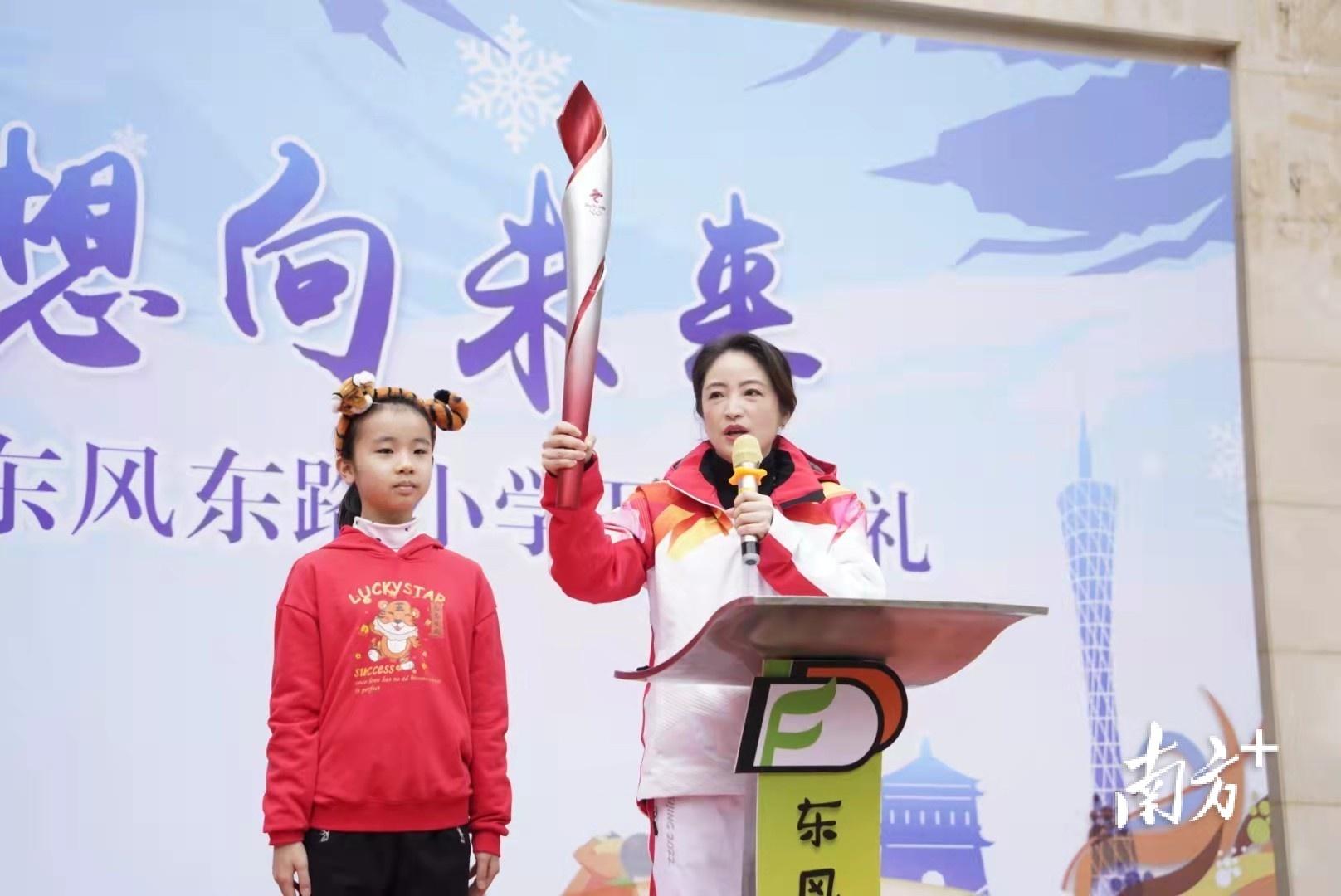 冬奥火炬手现场揭秘冬奥背后的高科技,寄语小学生勇敢追梦休闲区蓝鸢梦想 - Www.slyday.coM 冬奥火炬手现场揭秘冬奥背后的高科技,寄语小学生勇敢追梦休闲区蓝鸢梦想 - Www.slyday.coM