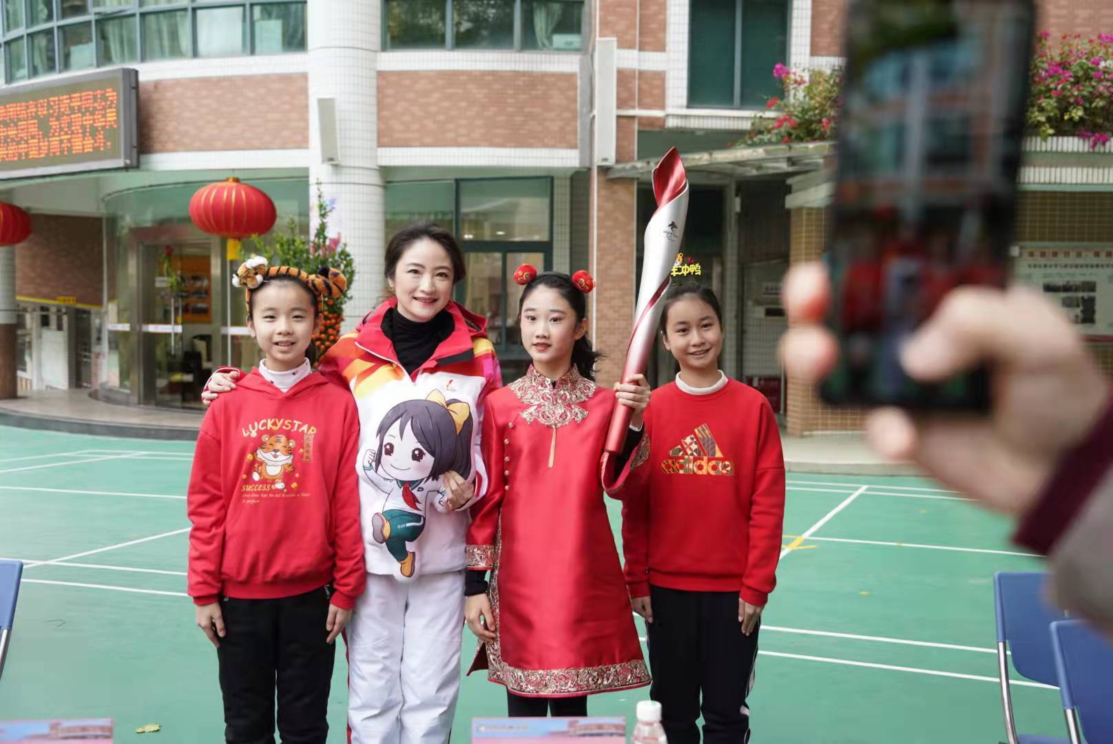 冬奥火炬手现场揭秘冬奥背后的高科技,寄语小学生勇敢追梦休闲区蓝鸢梦想 - Www.slyday.coM 冬奥火炬手现场揭秘冬奥背后的高科技,寄语小学生勇敢追梦休闲区蓝鸢梦想 - Www.slyday.coM