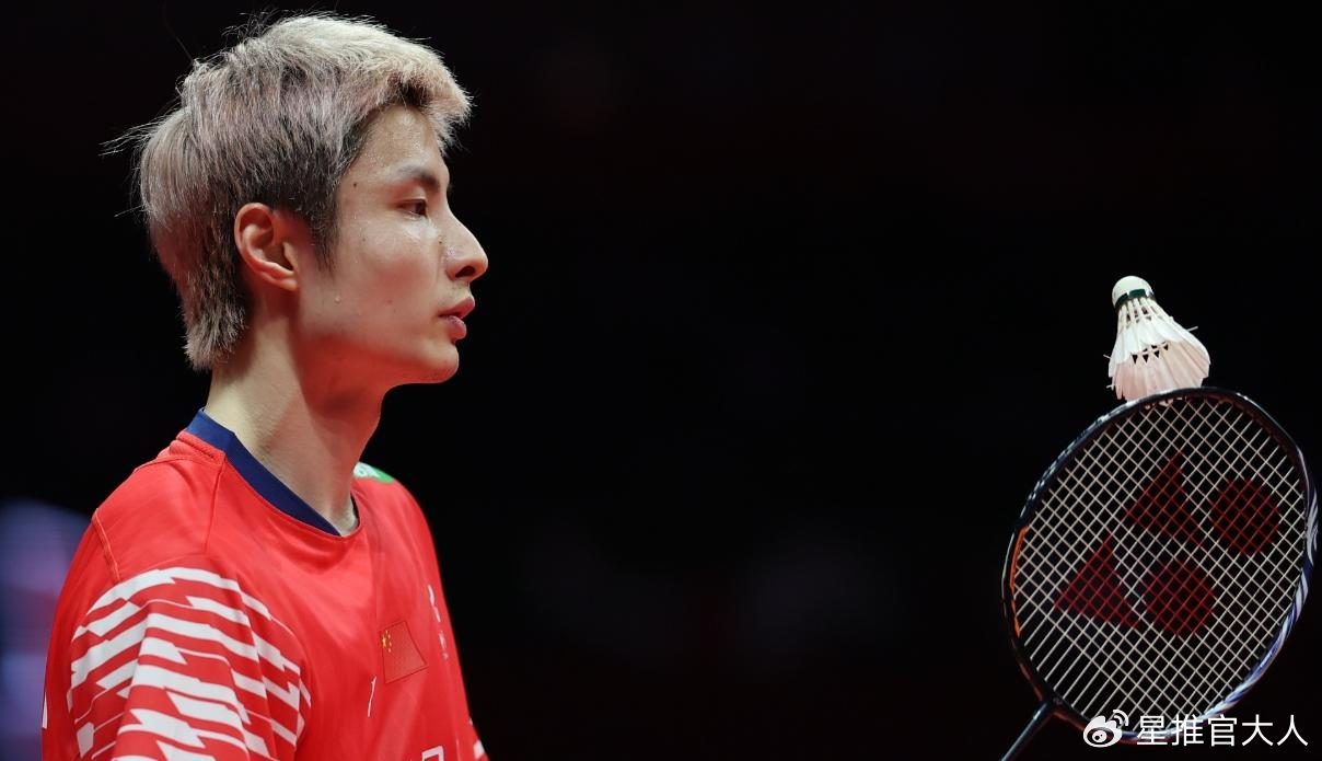 羽球总决赛第3日：李诗沣伤退石宇奇锁定小组第1，梁王组合破魔咒