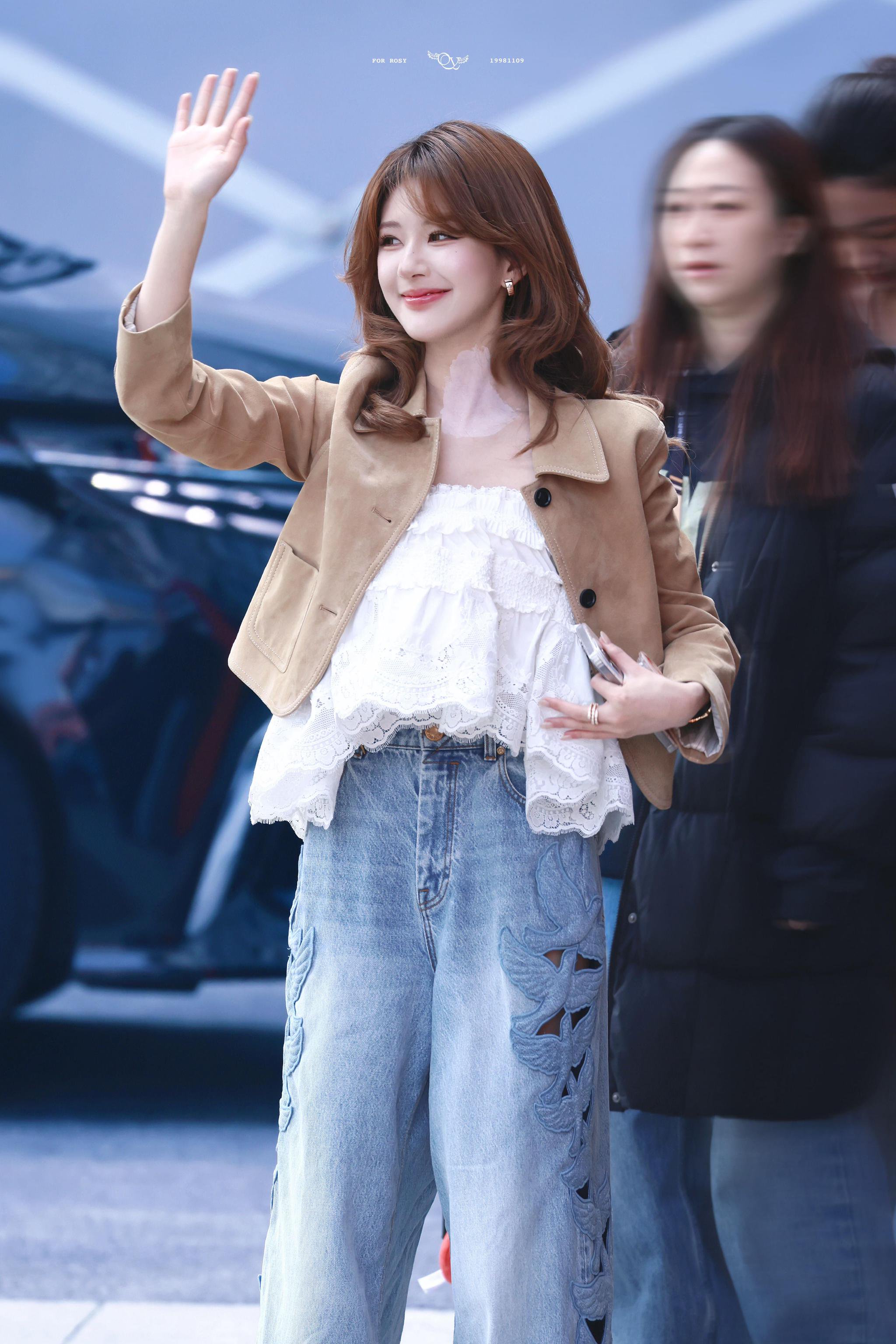 赵露思今日《不好笑就露宿街头》综艺录制，感觉长肉肉了状态挺好！图源logo